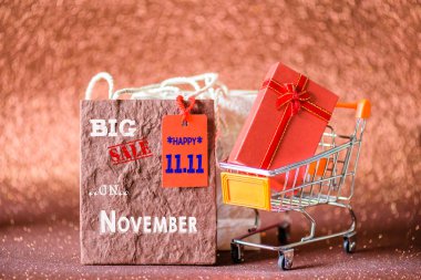 Yumuşak odak mini alışveriş sepeti ve etiket Etiketler, Çin 11.11 gün satış konsepti ile alışveriş torbaları.