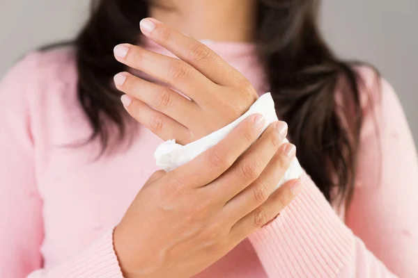 Bir Doku Elleriyle Temizlik Kadın Sağlık Tıp Kavramı — Stok fotoğraf