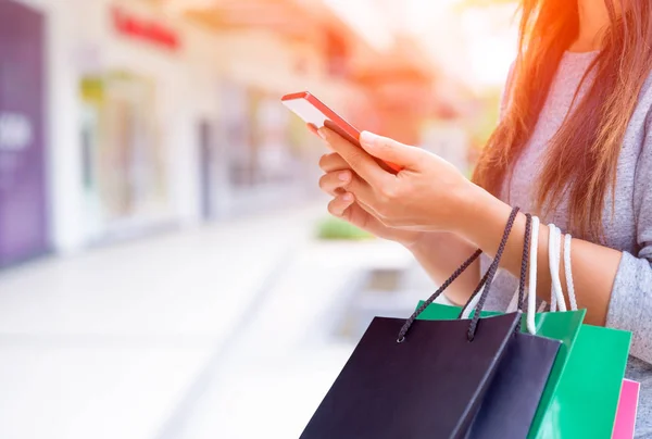 Женщина Держащая Сумки Покупок Через Интернет Мобильном Телефоне Супермаркете Чёрная — стоковое фото