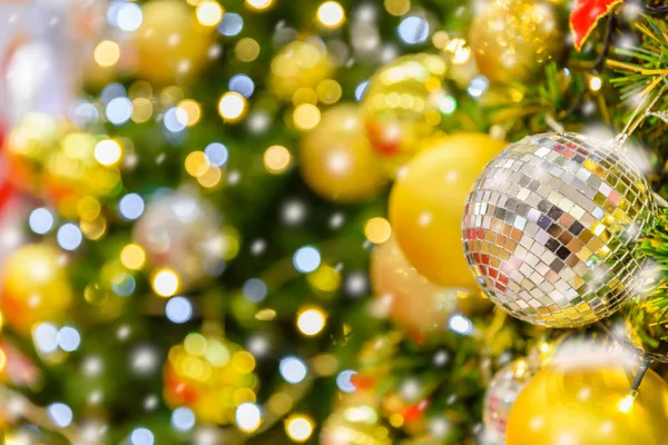 Siyah Cuma satış konsepti ile Noel ağacı süsleme arka plan.