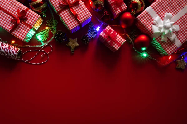 Koncepcja Tło Boże Narodzenie Boże Narodzenie Pudełko Czerwoną Piłkę Sosna — Zdjęcie stockowe