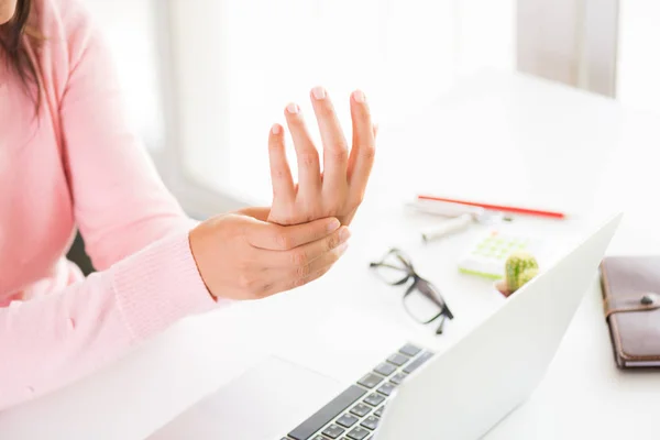 Bilgisayar Kullanarak Bilek Acısını Tutan Closeup Kadın Meslek Hastalığı Ile — Stok fotoğraf