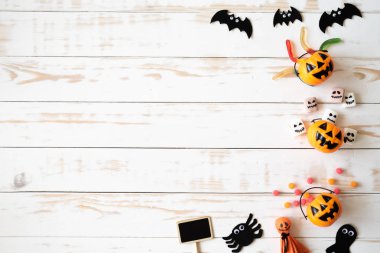 Beyaz ve sarı hayalet kabaklar jöle solucan Beyaz ahşap zemin üzerinde ile en iyi görünümü. Cadılar Bayramı kavramı.