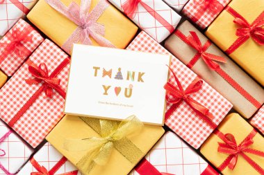 Kartı üstten görünüm renkli hediye kutuları ve kurdeleler ile teşekkür ederim metin. Noel yılbaşı ve Doğum günü kavramı için hediyeler.