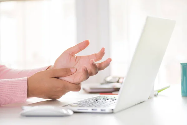 Closeup Vrouw Met Haar Pols Pijn Van Het Gebruik Van — Stockfoto