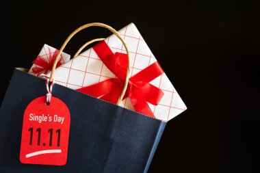Çin, 11.11 gün satış konsepti gerekebilir. Alışveriş çantası ve hediye kutuları mesaj etiketi ile.