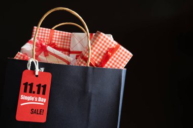 Çin, 11.11 gün satış konsepti gerekebilir. Alışveriş çantası ve hediye kutuları mesaj etiketi ile.