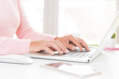 Tipik dizüstü klavye üzerinde kadın eller. Evde office kavramı çalışan kadın.
