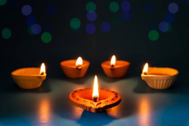 Mutlu Diwali - Dipavali sırasında Clay Diya lambaları yandı, Hindu Işık Festivali