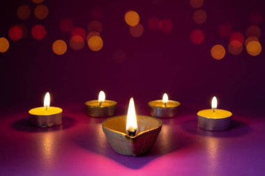 Mutlu Diwali - Dipavali sırasında Clay Diya lambaları yandı, Hindu Işık Festivali