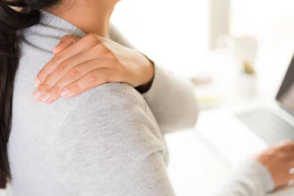 クローズ アップの女性両手彼女の肩の痛み オフィス症候群と医療の概念 — ストック写真