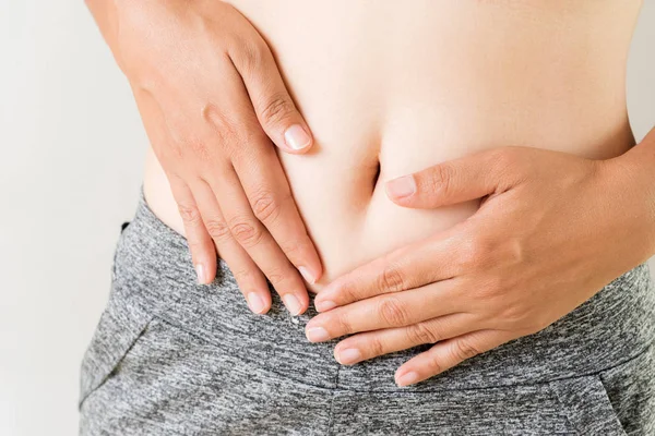 여자는 스러운 염입니다 Bloating — 스톡 사진