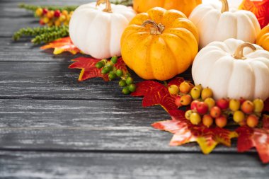 Sonbahar akçaağaç yaprakları ve kabak eski ahşap artalan üzerinde. Şükran günü kavramı.