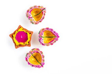 Mutlu Diwaliler - Dipavali sırasında Clay Diya lambaları yandı, Hindu ışık festivali kutlaması. Beyaz arka planda renkli geleneksel gaz lambası diya