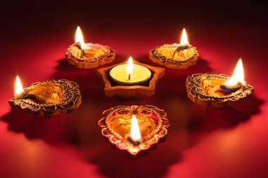 Mutlu Diwali - Dipavali sırasında Clay Diya lambaları yandı, Hindu Işık Festivali