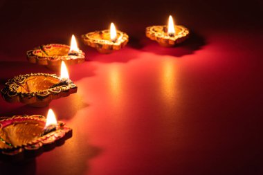 Mutlu Diwali - Dipavali sırasında Clay Diya lambaları yandı, Hindu Işık Festivali