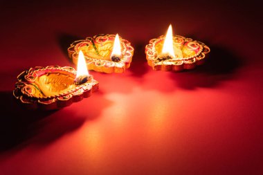 Mutlu Diwali - Dipavali sırasında Clay Diya lambaları yandı, Hindu Işık Festivali
