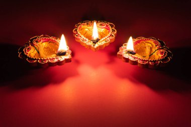 Mutlu Diwali - Dipavali sırasında Clay Diya lambaları yandı, Hindu Işık Festivali