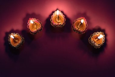Mutlu Diwali - Dipavali sırasında Clay Diya lambaları yandı, Hindu Işık Festivali