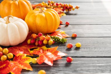 Sonbahar akçaağaç yaprakları ve kabak eski ahşap artalan üzerinde. Şükran günü kavramı.