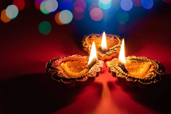 Happy Diwali 粘土Diyaランプはディパヴァリ ライトお祝いのヒンズー教の祭りの間に点灯 — ストック写真