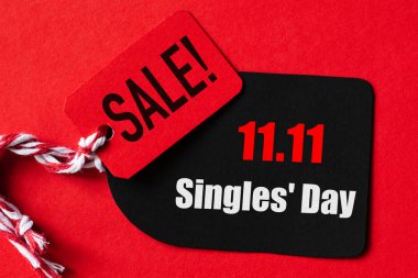 Çin 'de online alışveriş, 11: 11 tek günlük satış konsepti. Kırmızı ve siyah bilet 11: 11 tek günlük satış etiketi. Alışveriş konsepti.
