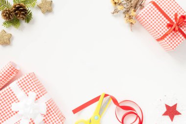 Noel arka plan kavramı. Noel hediye kutu kırmızı yıldız ve çam kozalakları ile üstten görünüm beyaz arka plan üzerinde.