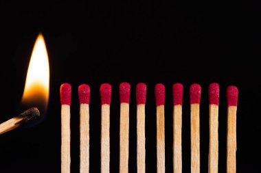 Işıksız bir dizi yanında yanan maç eşleşir. Bir tutku yeni fikirler, diğerleri değişim tutuşturan.