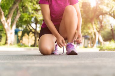 Ayakkabı - Ayakkabı bağcıklarımı ipe kadın closeup çalıştırıyor. Kadın spor fitness runner Bahçe backgroound koşu için hazırlanıyor