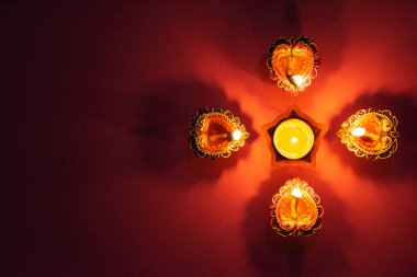 Mutlu Diwali - Dipavali sırasında Clay Diya lambaları yandı, Hindu Işık Festivali