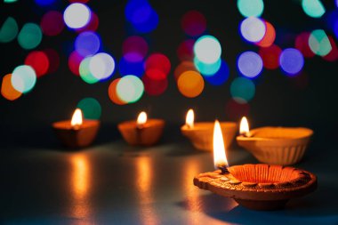 Mutlu Diwali - Dipavali sırasında Clay Diya lambaları yandı, Hindu Işık Festivali