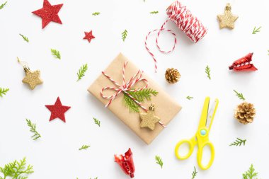 Noel arka plan kavramı. Noel hediye kutusu etiketi mesaj, kırmızı yıldız ve çam kozalakları ile üstten görünüm beyaz arka plan üzerinde.