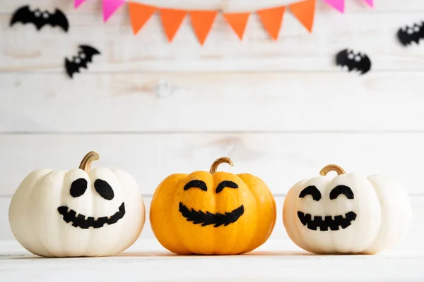 Citrouilles Fantômes Blanches Jaunes Avec Chapeau Sorcière Sur Fond Borad — Photo