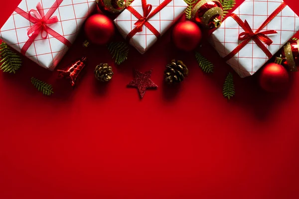 Χριστουγεννιάτικο Φόντο Έννοια Χριστουγεννιάτικο Δώρο Κουτί Κόκκινη Μπάλα Και Πεύκο — Φωτογραφία Αρχείου