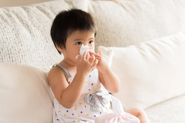 Krankes Kleines Asiatisches Mädchen Das Hause Auf Dem Sofa Sitzt — Stockfoto