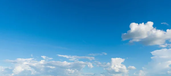 Panorama Eines Klaren Blauen Himmels Mit Weißem Wolkenhintergrund Aufräumtag Und — Stockfoto