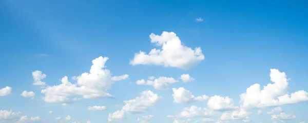 Panorama Eines Klaren Blauen Himmels Mit Weißem Wolkenhintergrund Aufräumtag Und — Stockfoto