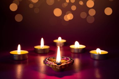 Mutlu Diwali - Dipavali sırasında Clay Diya lambaları yandı, Hindu Işık Festivali