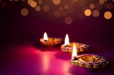 Mutlu Diwali - Dipavali sırasında Clay Diya lambaları yandı, Hindu Işık Festivali