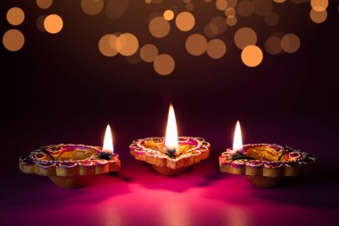 Mutlu Diwali - Dipavali sırasında Clay Diya lambaları yandı, Hindu Işık Festivali