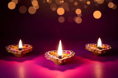 Mutlu Diwali - Dipavali sırasında Clay Diya lambaları yandı, Hindu Işık Festivali