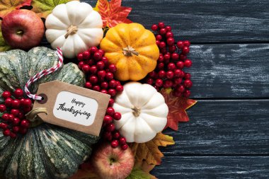 Yukarıdan Sonbahar akçaağaç balkabağı ve kırmızı çilek ile eski ahşap artalan üzerinde bırakır. Şükran günü kavramı.