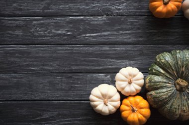 Eski ahşap artalan üzerinde üstten görünüm kabak. Şükran günü kavramı.