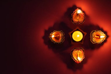 Mutlu Diwali - Dipavali sırasında Clay Diya lambaları yandı, Hindu Işık Festivali