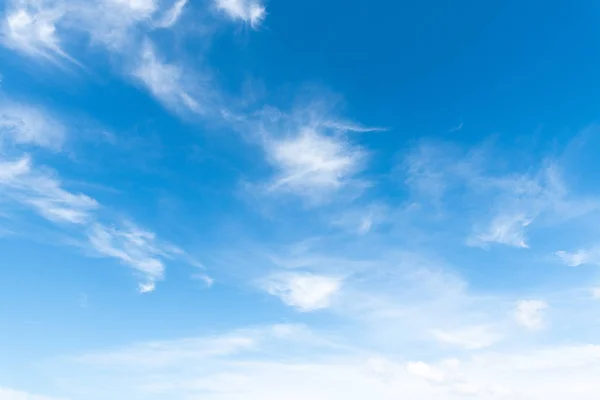 Klarer Blauer Himmel Mit Weißem Wolkenhintergrund Aufräumtag Und Gutes Wetter — Stockfoto