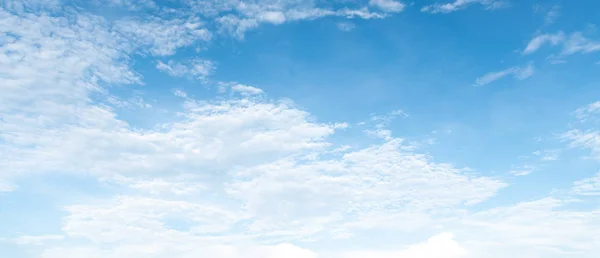Panorama Eines Klaren Blauen Himmels Mit Weißem Wolkenhintergrund Aufräumtag Und — Stockfoto