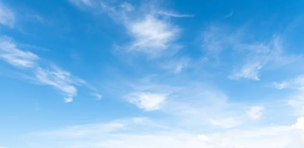 Klarer Blauer Himmel Mit Weißem Wolkenhintergrund Aufräumtag Und Gutes Wetter — Stockfoto