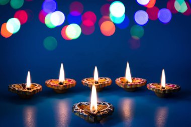 Mutlu Diwali - Dipavali sırasında Clay Diya lambaları yandı, Hindu Işık Festivali