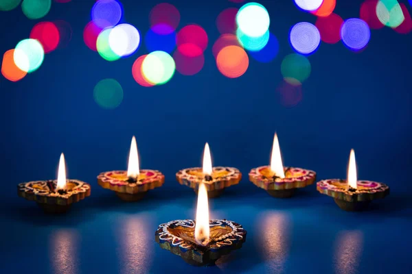 Happy Diwali 粘土Diyaランプはディパヴァリ ライトお祝いのヒンズー教の祭りの間に点灯 — ストック写真