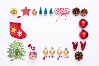 Noel arka plan kavramı. Noel hediye kutu kırmızı çorap çam dalları, çam kozalakları, kırmızı meyveler ve bell ile üstten görünüm beyaz arka plan üzerinde.